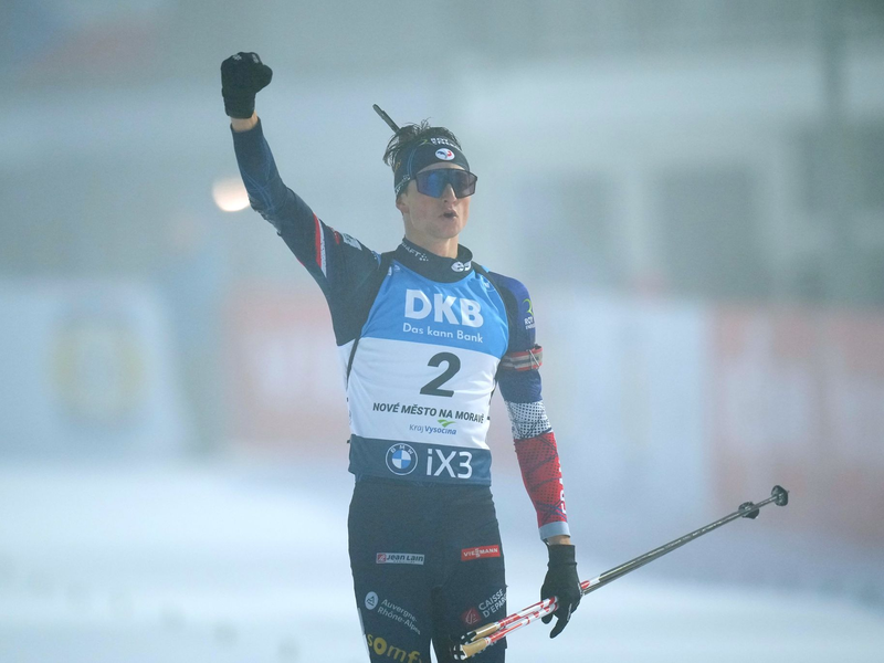 Der Franzose Éric Perrot darf über den Sieg im Gesamtweltcup jubeln. (Archivbild)  - Foto: Petr David Josek/AP/dpa