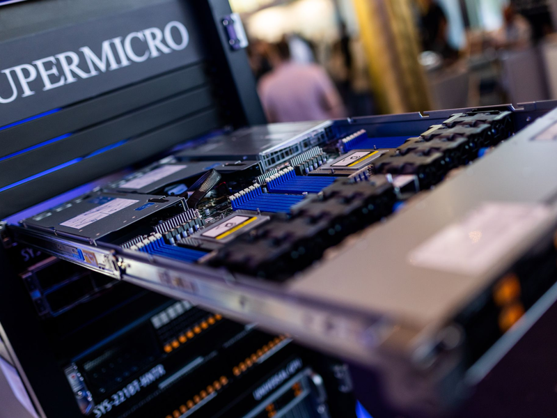 Supermicro betont, dass sich die Vorwürfe nur gegen einzelne Mitarbeiter, aber nicht gegen die Firma richten. (Archivbild) - Foto: Philipp von Ditfurth/dpa