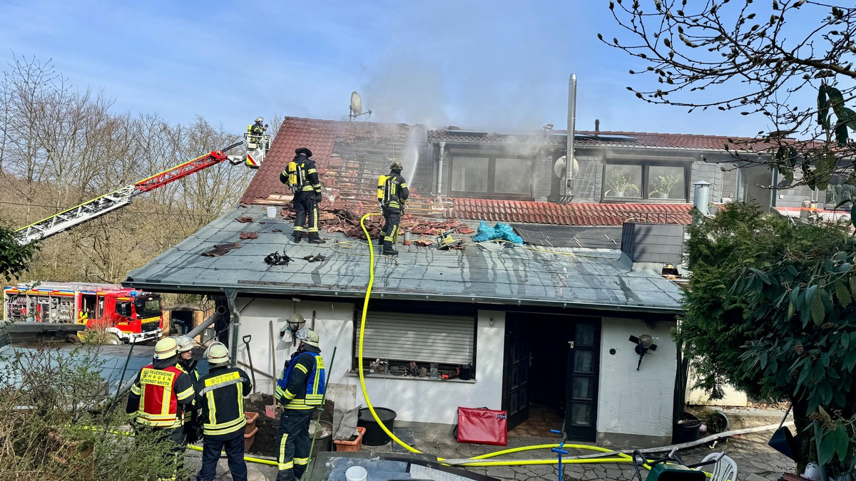 FW Hagen: Dachstuhlbrand in Gaststätte - Foto: presseportal.de