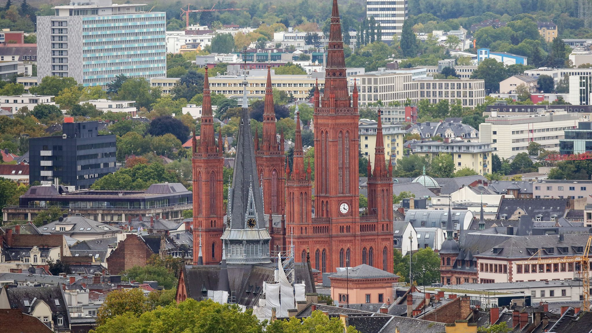 Die Polizei in Wiesbaden nahm nach einem Tötungsdelikt in der Innenstadt einen 38-Jährigen fest. (Symbolbild)  - Foto: picture alliance / Fredrik Von Erichsen/dpa