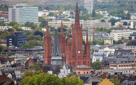 Die Polizei in Wiesbaden nahm nach einem Tötungsdelikt in der Innenstadt einen 38-Jährigen fest. (Symbolbild)  - Foto: picture alliance / Fredrik Von Erichsen/dpa