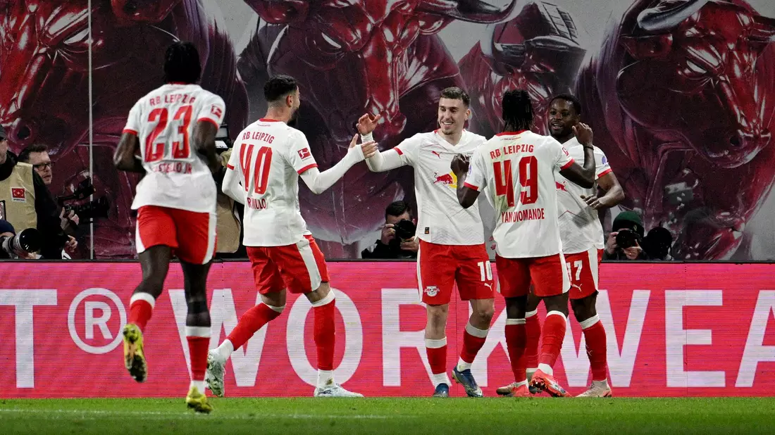 Die Leipziger Spieler freuen sich mit Torschütze Gruda (m.).  - Bild: Julius Frick/dpa