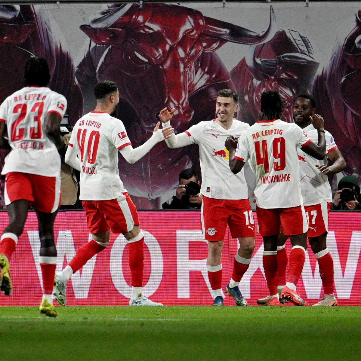 Die Leipziger Spieler freuen sich mit Torschütze Gruda (m.).  - Foto: Julius Frick/dpa