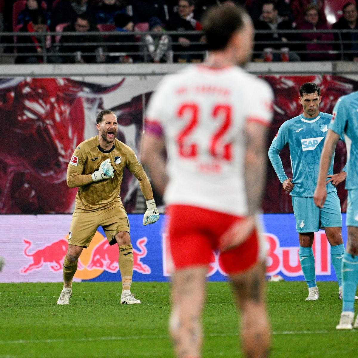 TSG-Torwart Oliver Baumann (l.) versucht seine Teamkollegen nach einem Gegentreffer verbal wachzurütteln.  - Foto: Julius Frick/dpa