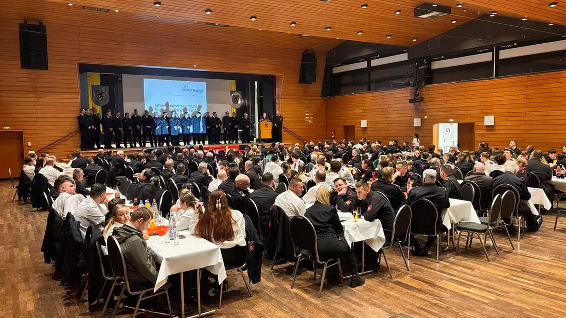 FW Bergheim: Ehrungen und Beförderungen zur Jahreshauptversammlung der Feuerwehr Bergheim Zahlreiche ehrenamtliche Mitglieder gewürdigt - Führungswechsel an der Spitze und in den Einheiten - Bild: presseportal.de