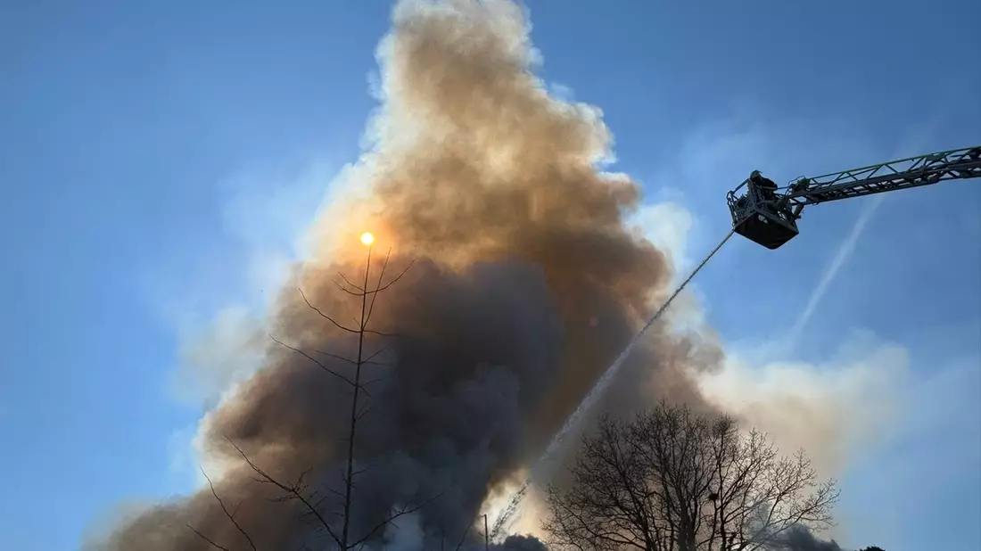 KFV Bodenseekreis: Großeinsatz für die Feuerwehr: Wohnhausbrand in Bermatingen - Bild: presseportal.de