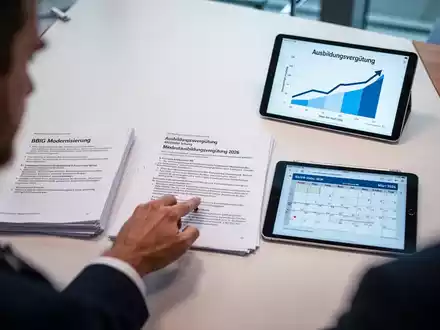 Ausbildungsjahr 2026: Höhere Vergütung und neue Regeln fordern Betriebe - Foto: über boerse-global.de