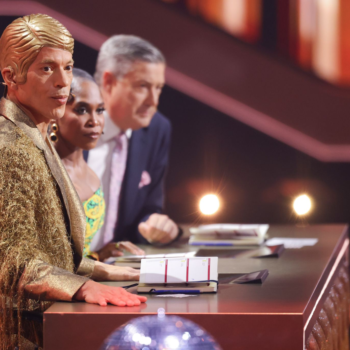 Sie urteilen jede Woche über die Tänze in der Show: Jorge Gonzalez (l-r), Motsi Mabuse und Joachim Llambi. (Archivbild) - Foto: Rolf Vennenbernd/dpa