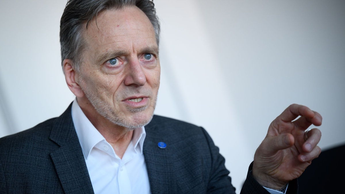 BKA-Präsident Holger Münch ist offen für die Debatte über ein Social-Media-Verbot. (Archivbild) - Foto: Bernd von Jutrczenka/dpa