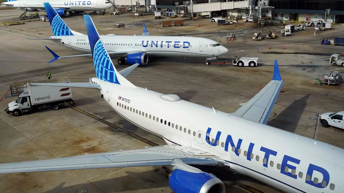 Die hohen Kerosin-Preise machten einige Flugstrecken von United Airlines unrentabel. (Archivbild) - Bild: David J. Phillip/AP/dpa