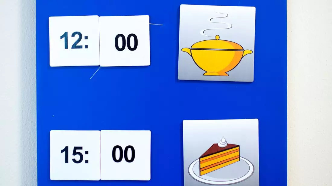 Farben und Symbole helfen Demenzerkrankten bei der Orientierung - auch im Tagesablauf. (Symbolbild) - Bild: picture alliance / dpa