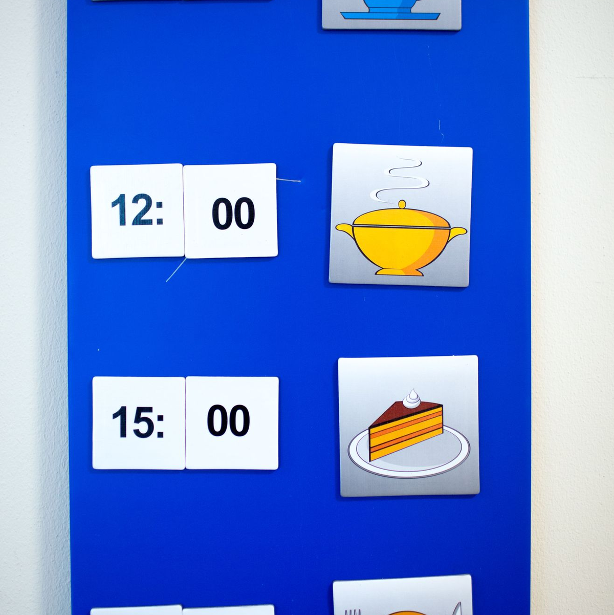 Farben und Symbole helfen Demenzerkrankten bei der Orientierung - auch im Tagesablauf. (Symbolbild) - Foto: picture alliance / dpa
