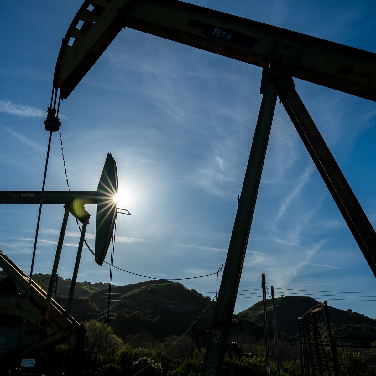 Teures Öl macht Sprit und verteuert Transportkosten für die ganze Wirtschaft (Archivbild) - Foto: Nic Coury/AP/dpa