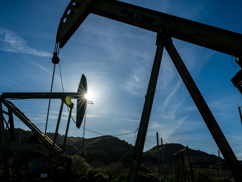Teures Öl macht Sprit und verteuert Transportkosten für die ganze Wirtschaft (Archivbild) - Foto: Nic Coury/AP/dpa