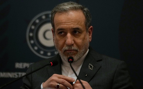 Der Iran will nach Aussagen von Außenminister Araghtschi ein dauerhaftes Ende des Kriegs. (Archivbild) - Foto: Khalil Hamra/AP/dpa