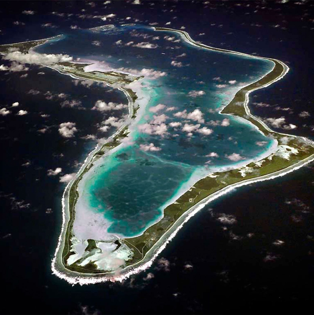 Der Iran hat US-Medienberichten zufolge einen von Großbritannien und den USA genutzten Militärstützpunkt auf den Chagos-Inseln angegriffen. - Foto: Uncredited/US Navy via AP/dpa