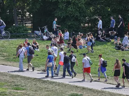 Junge Leute im Sommer (Archiv) - Foto: via dts Nachrichtenagentur