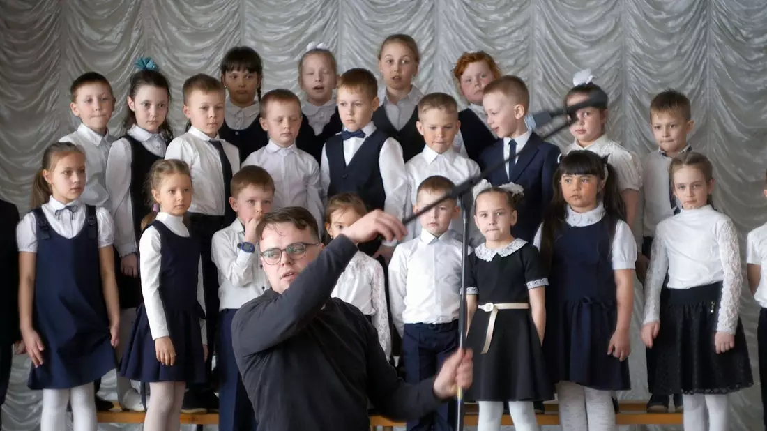 Pawel, genannt Pascha, dokumentiert patriotische Schulveranstaltungen für das Bildungsministerium - Szene mit Pawel Talankin und Schulkindern aus der Doku und dem Oscar-Gewinnerfilm «Ein Nobody gegen Putin». - Bild: Pawel Talankin/ZDF/dpa