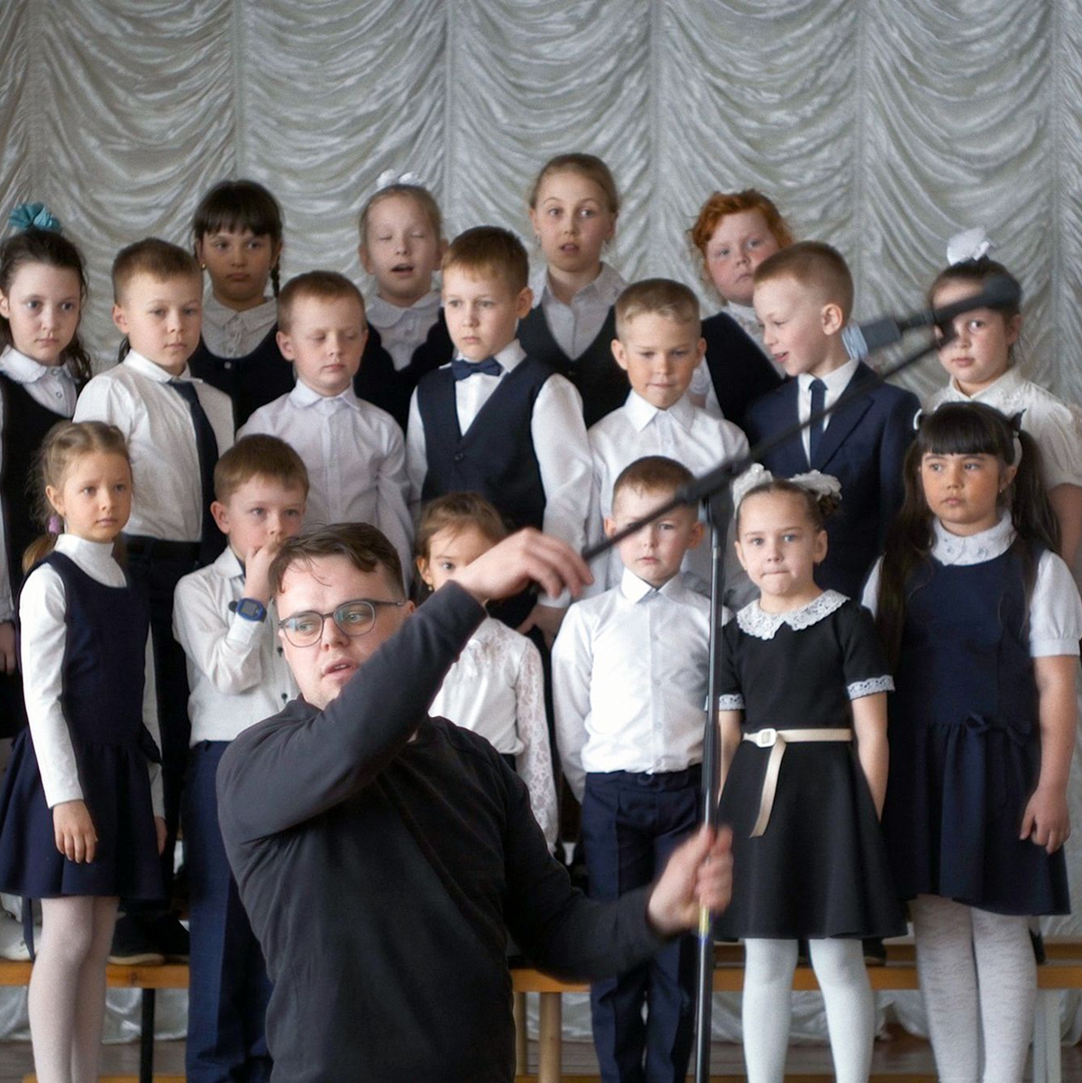 Pawel, genannt Pascha, dokumentiert patriotische Schulveranstaltungen für das Bildungsministerium - Szene mit Pawel Talankin und Schulkindern aus der Doku und dem Oscar-Gewinnerfilm «Ein Nobody gegen Putin». - Foto: Pawel Talankin/ZDF/dpa