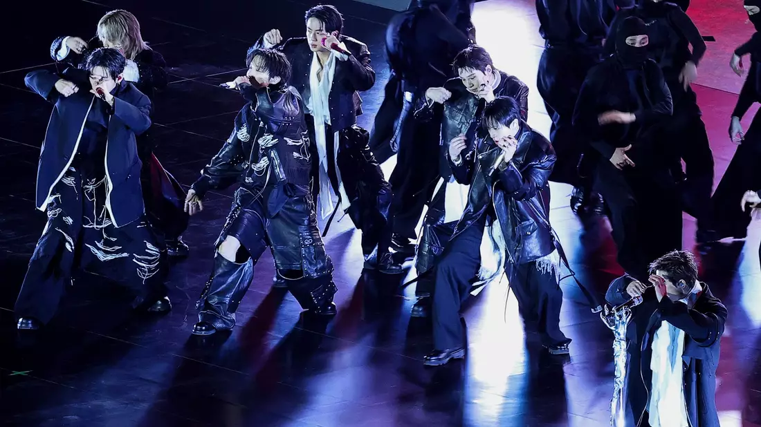 Nach vier Jahren Pause wird BTS beim ersten Auftritt in Seoul mit viel Jubel empfangen.  - Bild: Kim Hong-Ji/Pool Reuters/AP/dpa
