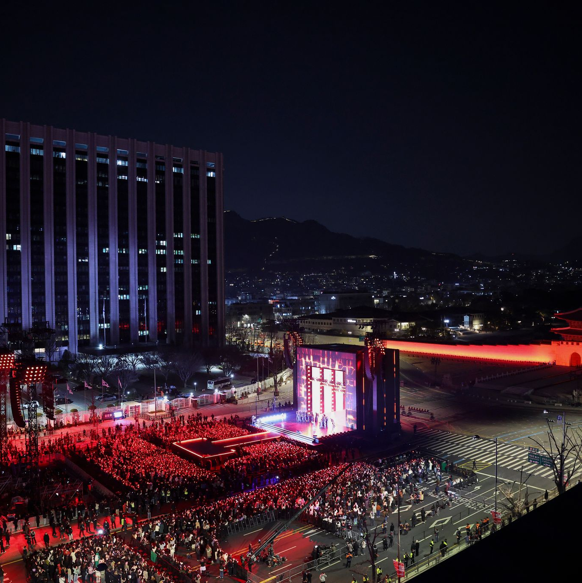 Die Polizei erwartete im Vorfeld rund 260.000 Menschen rund um den Konzert-Platz.  - Foto: Kim Hong-Ji/Pool Reuters/AP/dpa