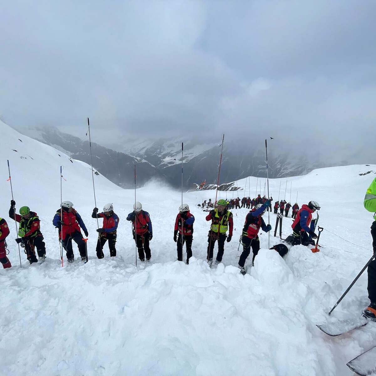 Mehr als 60 Rettungskräfte waren bei der Suche im Einsatz. - Foto: -/Italienische Bergwacht/dpa