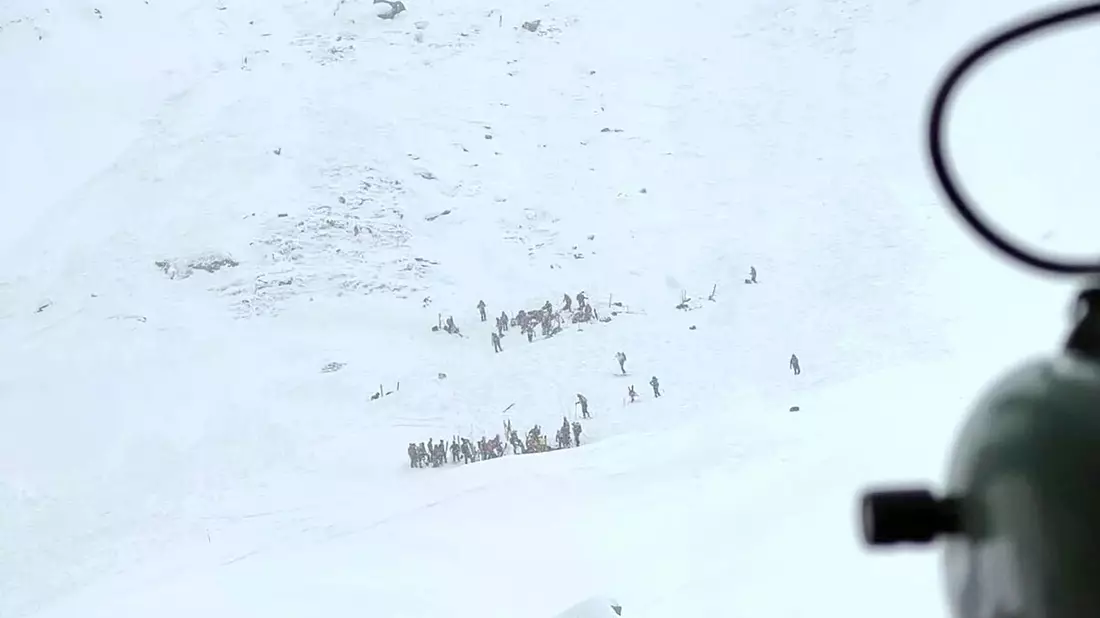 An der Hohen Ferse rissen die Schneemassen mehrere Skifahrer mit. - Bild: -/Italienische Bergwacht/dpa