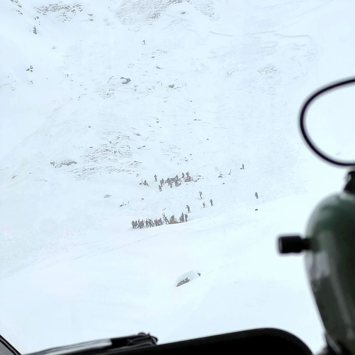 An der Hohen Ferse rissen die Schneemassen mehrere Skifahrer mit. - Foto: -/Italienische Bergwacht/dpa