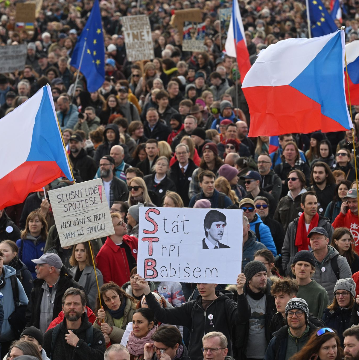 Zehntausende Menschen nehmen an der Kundgebung unter dem Motto «Wir lassen uns die Zukunft nicht stehlen. - Foto: Øíhová Michaela/CTK/dpa