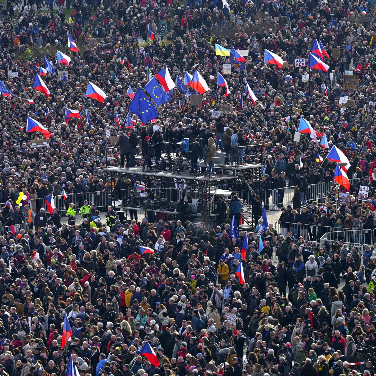 Viele tschechische Fahnen sind zu sehen. - Foto: Šulová Kateøina/CTK/dpa