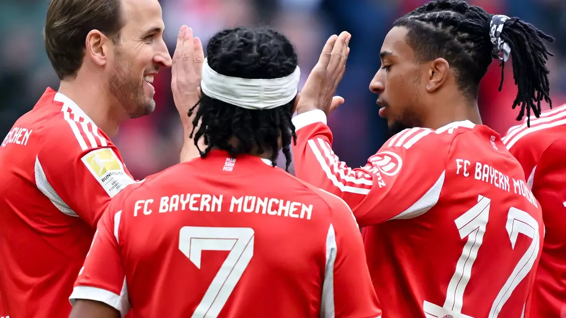 Die Münchner Torschützen (v.l.) Harry Kane, Serge Gnabry und Michael Olise beim Jubel. - Bild: Sven Hoppe/dpa
