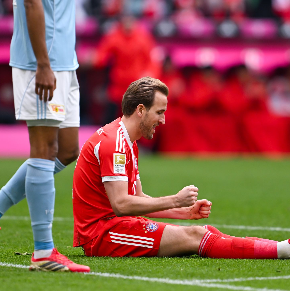 Harry Kane ballt nach seinem 31. Saisontor im Sitzen die Fäuste. - Foto: Sven Hoppe/dpa