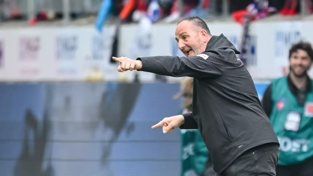 Wird seinen Vertrag erfüllen: FCH-Coach Frank Schmidt. - Bild: Harry Langer/dpa