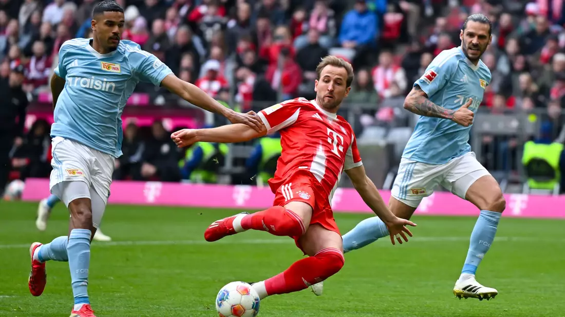 Der FC Bayern mit Torjäger Harry Kane (M) führt die Bundesliga weiter souverän an. - Bild: Sven Hoppe/dpa