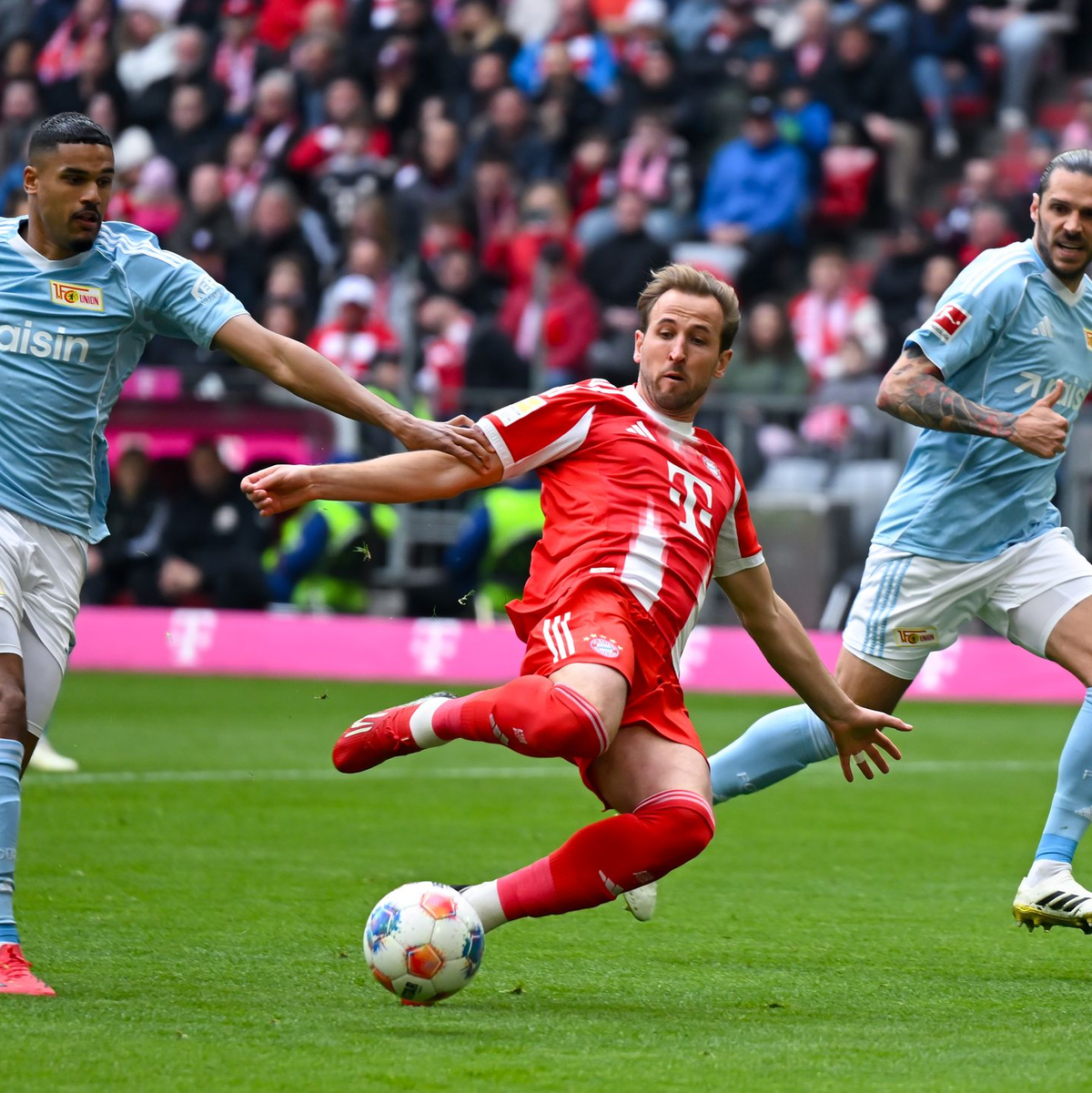 Der FC Bayern mit Torjäger Harry Kane (M) führt die Bundesliga weiter souverän an. - Foto: Sven Hoppe/dpa