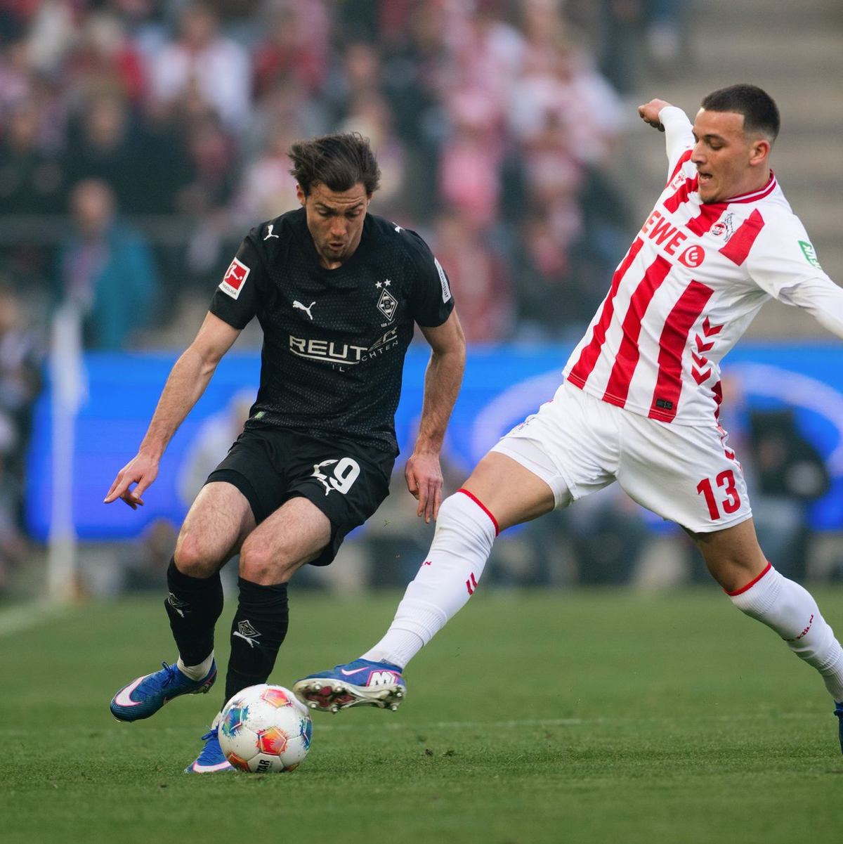 Rivalen am Rhein: Kölns Torschütze Said El Mala (r) im Zweikampf mit dem Gladbacher Joe Scally. - Foto: Marius Becker/dpa