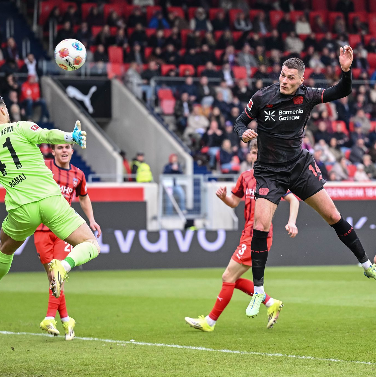 Schick gemacht: Der Leverkusener Stürmer trifft in dieser Szene per Kopf zum 2:0. - Foto: Harry Langer/dpa