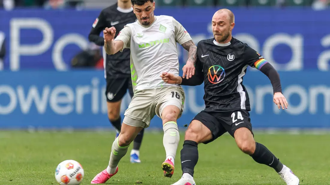 Abstiegskampf pur in Wolfsburg mit VfL-Spielmacher Christian Eriksen (r) und Werder-Profi Cameron Puertas. - Bild: Andreas Gora/dpa