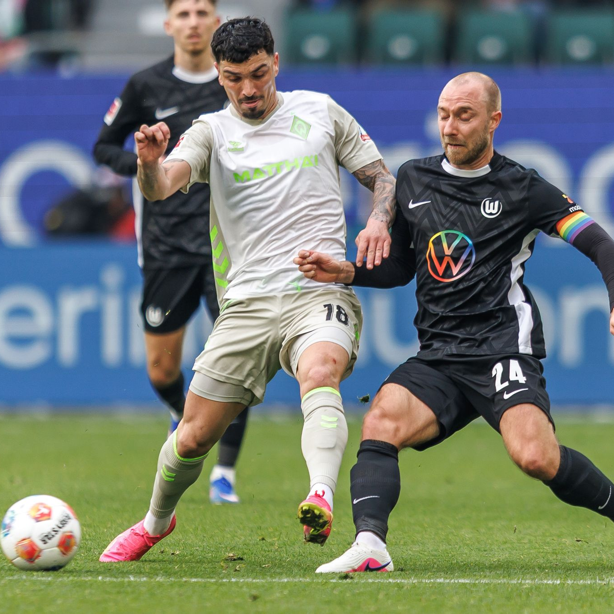 Abstiegskampf pur in Wolfsburg mit VfL-Spielmacher Christian Eriksen (r) und Werder-Profi Cameron Puertas. - Foto: Andreas Gora/dpa