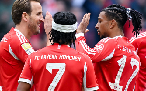 Die Münchner Torschützen (v.l.) Harry Kane, Serge Gnabry und Michael Olise beim Jubel. - Foto: Sven Hoppe/dpa