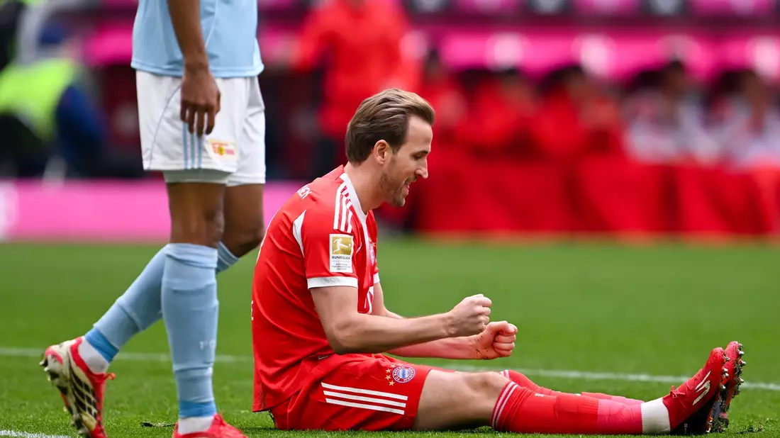 Harry Kane ballt nach seinem 31. Saisontor im Sitzen die Fäuste. - Bild: Sven Hoppe/dpa