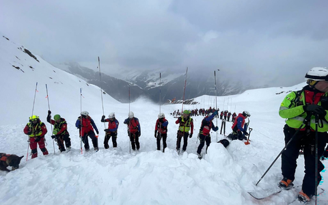Mehr als 60 Rettungskräfte waren bei der Suche im Einsatz. - Foto: -/Italienische Bergwacht/dpa