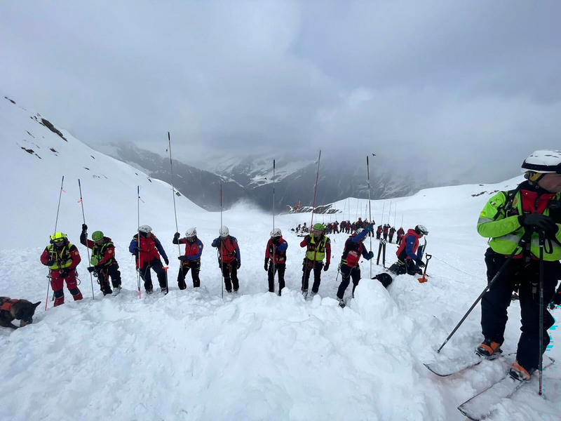 Mehr als 60 Rettungskräfte waren bei der Suche im Einsatz. - Foto: -/Italienische Bergwacht/dpa