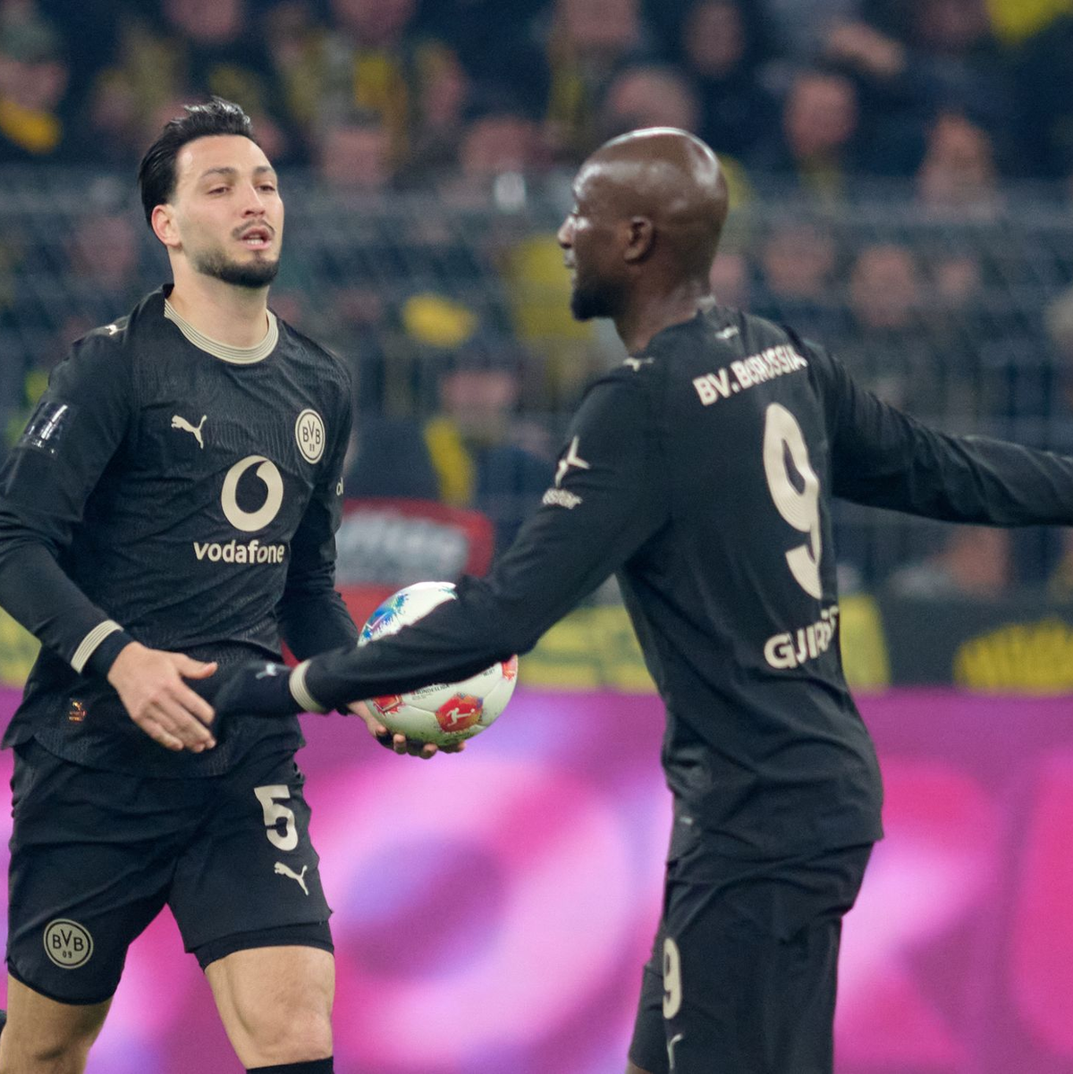 Der eingewechselte Bensebaini (l) war Matchwinner für den BVB. - Foto: Bernd Thissen/dpa