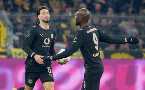 Der eingewechselte Bensebaini (l) war Matchwinner für den BVB. - Foto: Bernd Thissen/dpa