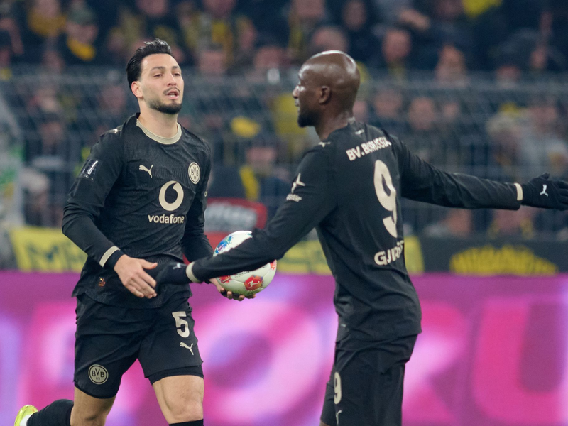 Der eingewechselte Bensebaini (l) war Matchwinner für den BVB. - Foto: Bernd Thissen/dpa