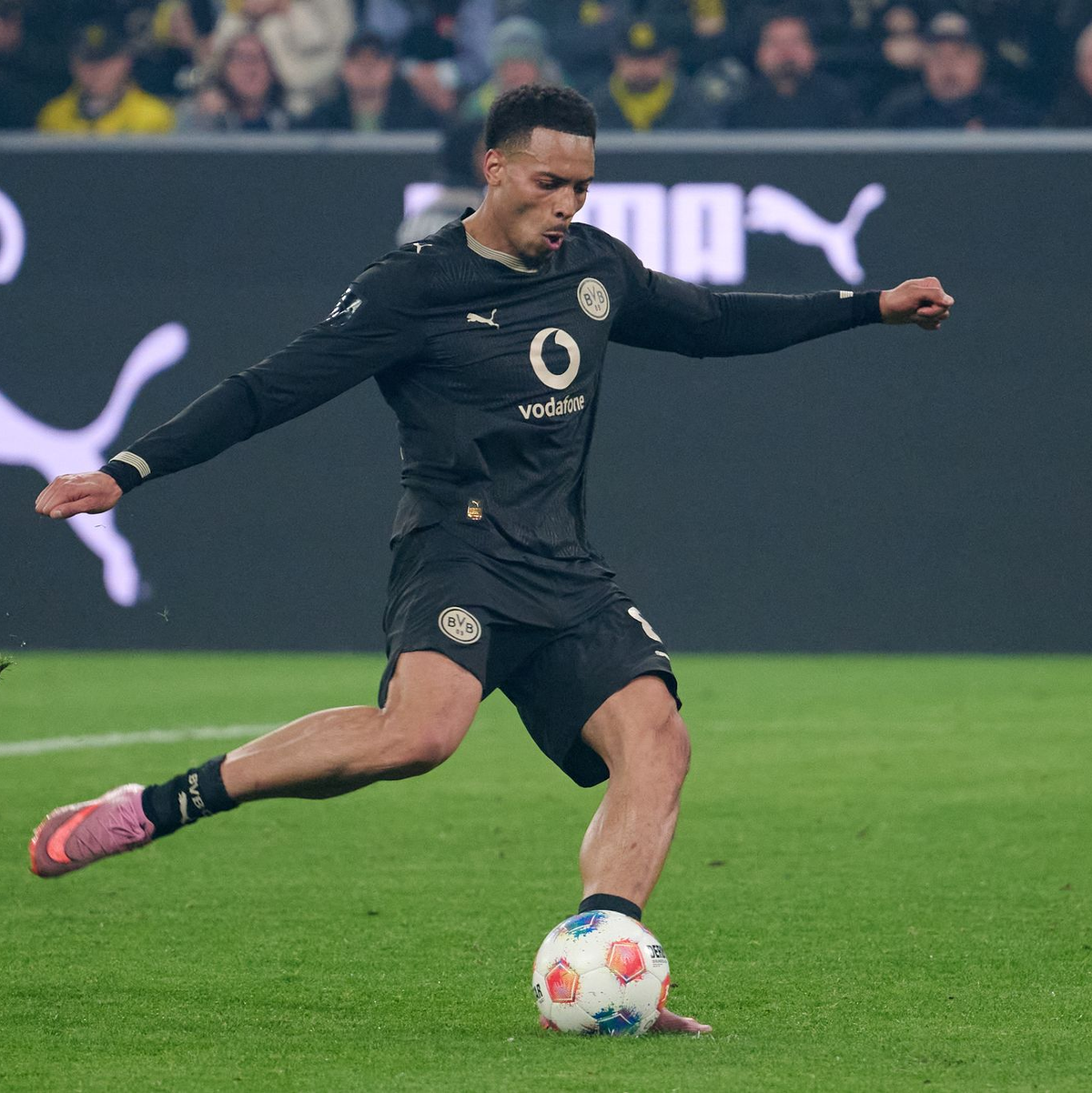 Nmecha schießt einen Foulelfmeter neben das Tor.  - Foto: Bernd Thissen/dpa