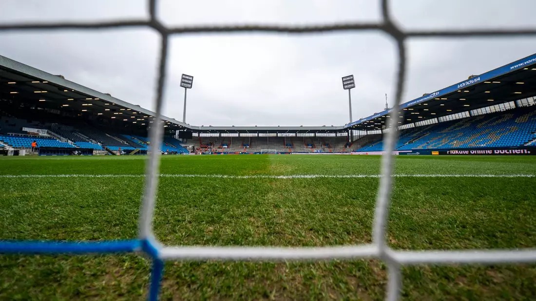Ein Fußballtor ist in Erlangen umgestürzt und hat ein Kind tödlich verletzt. (Symbolbild) - Bild: David Inderlied/dpa