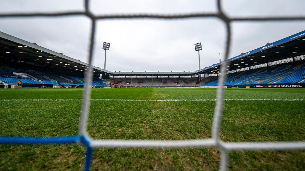 Ein Fußballtor ist in Erlangen umgestürzt und hat ein Kind tödlich verletzt. (Symbolbild) - Foto: David Inderlied/dpa