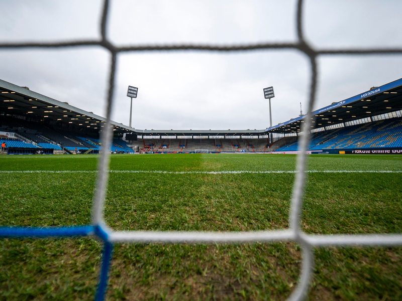 Ein Fußballtor ist in Erlangen umgestürzt und hat ein Kind tödlich verletzt. (Symbolbild) - Foto: David Inderlied/dpa